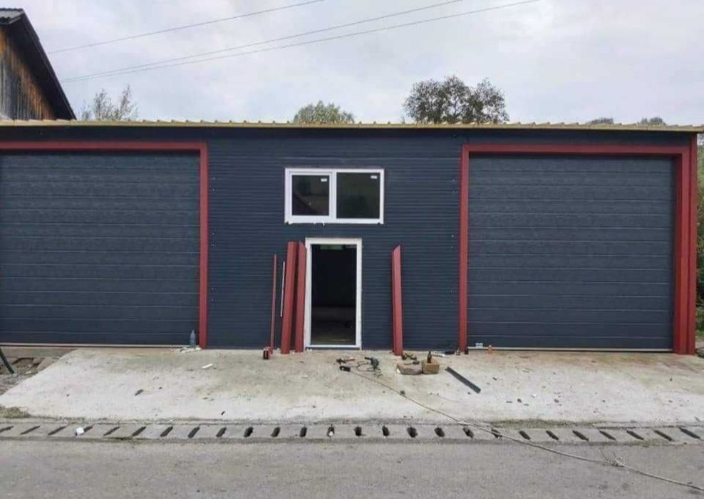 Hala pe structura metalica invelita cu panouri sandwich sau tabla.