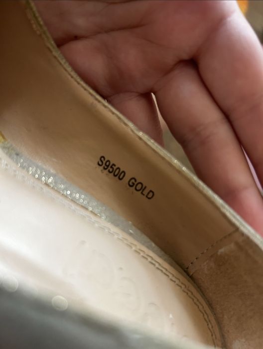 Pereche de pantofi cu toc