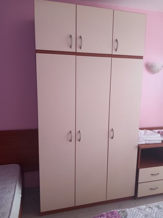 Продавам легла и гардероб