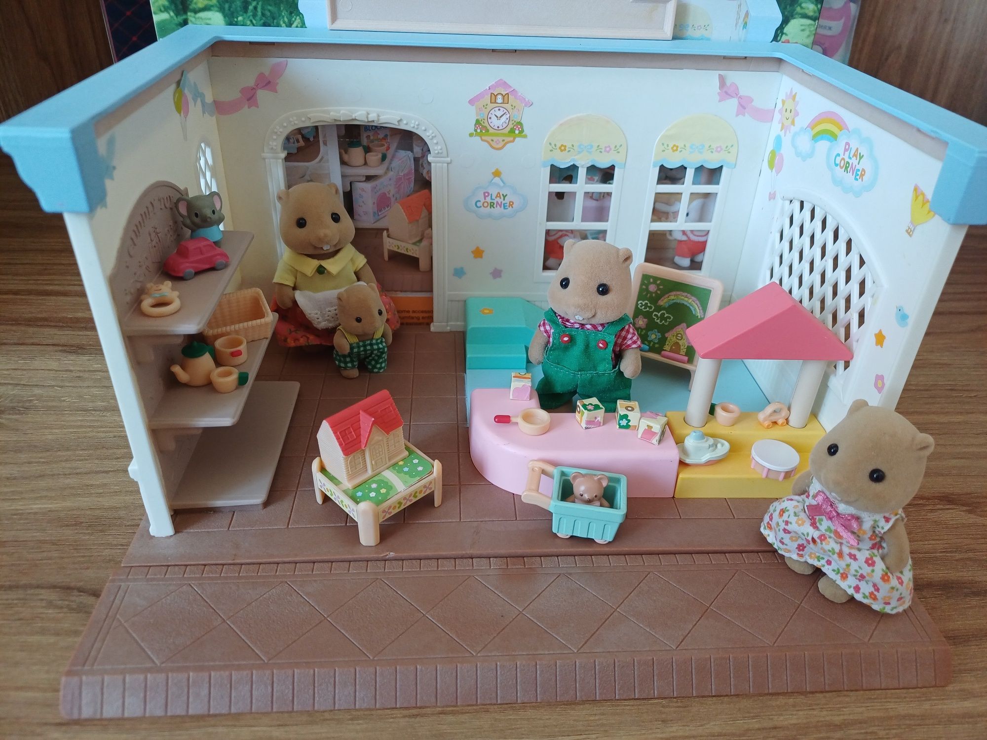 Продам игрушечный дом sylvanian families с семьей бобров