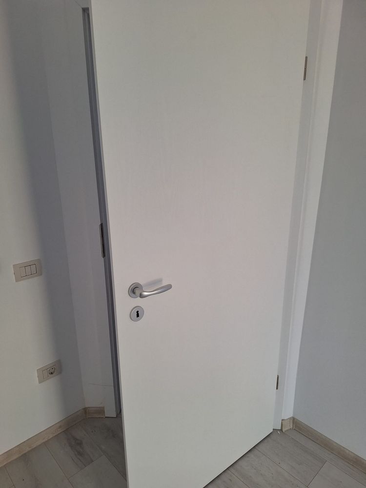 Vand 2 usi noi cu toc, cu deschidere pe partea dreapta.