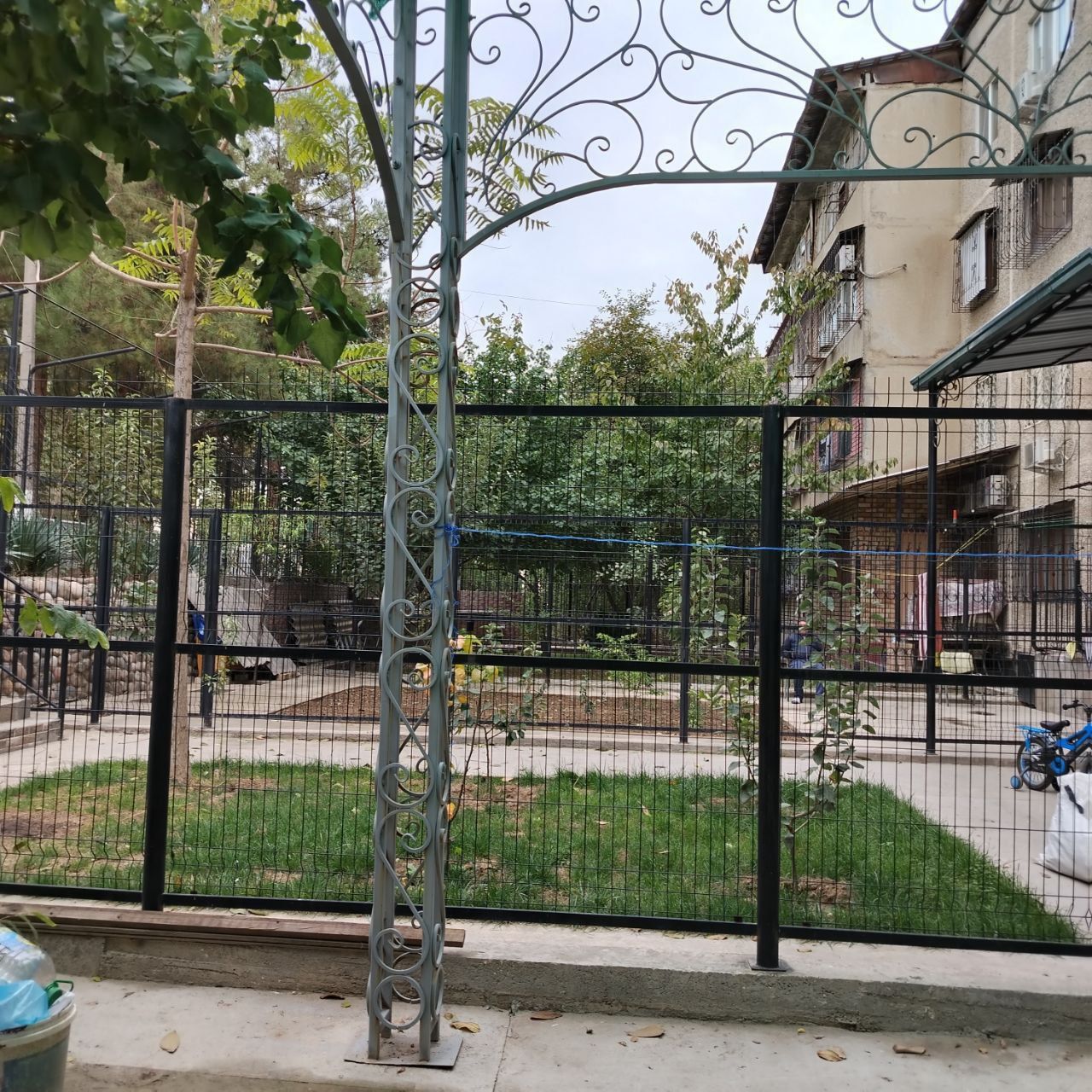 Себзорда 2 хонали квартира сотилади,  1 этаж гиштли дом, ховлиси билан