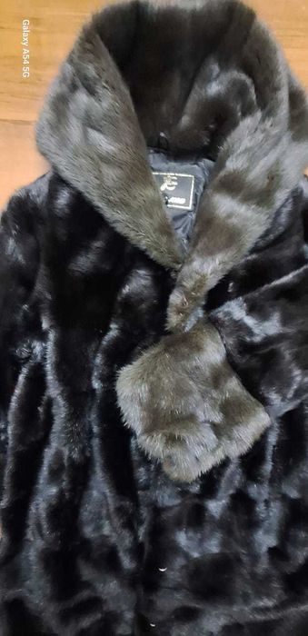 Продам  шубу с капюшоном.Состояние отличное.