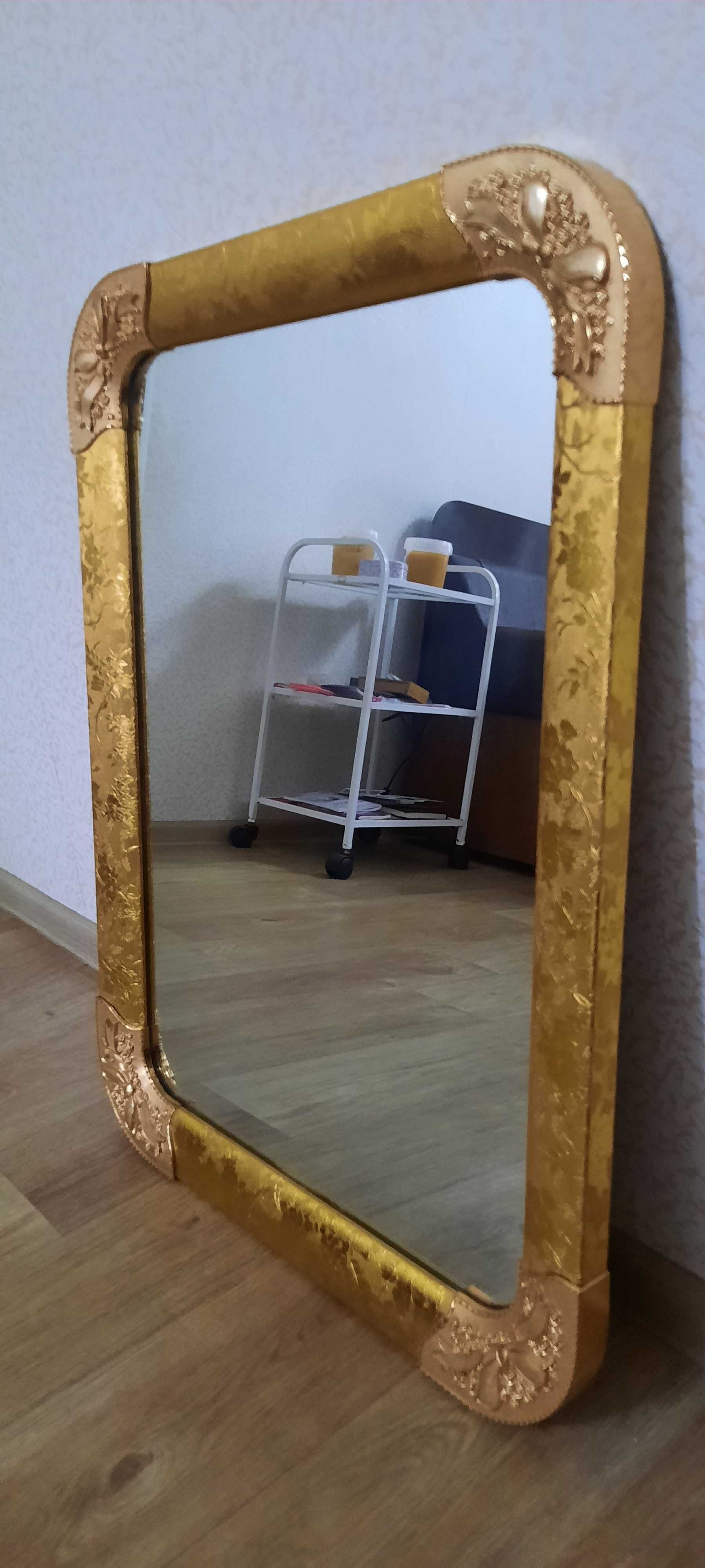 Продам зеркало в золотистой оправе.