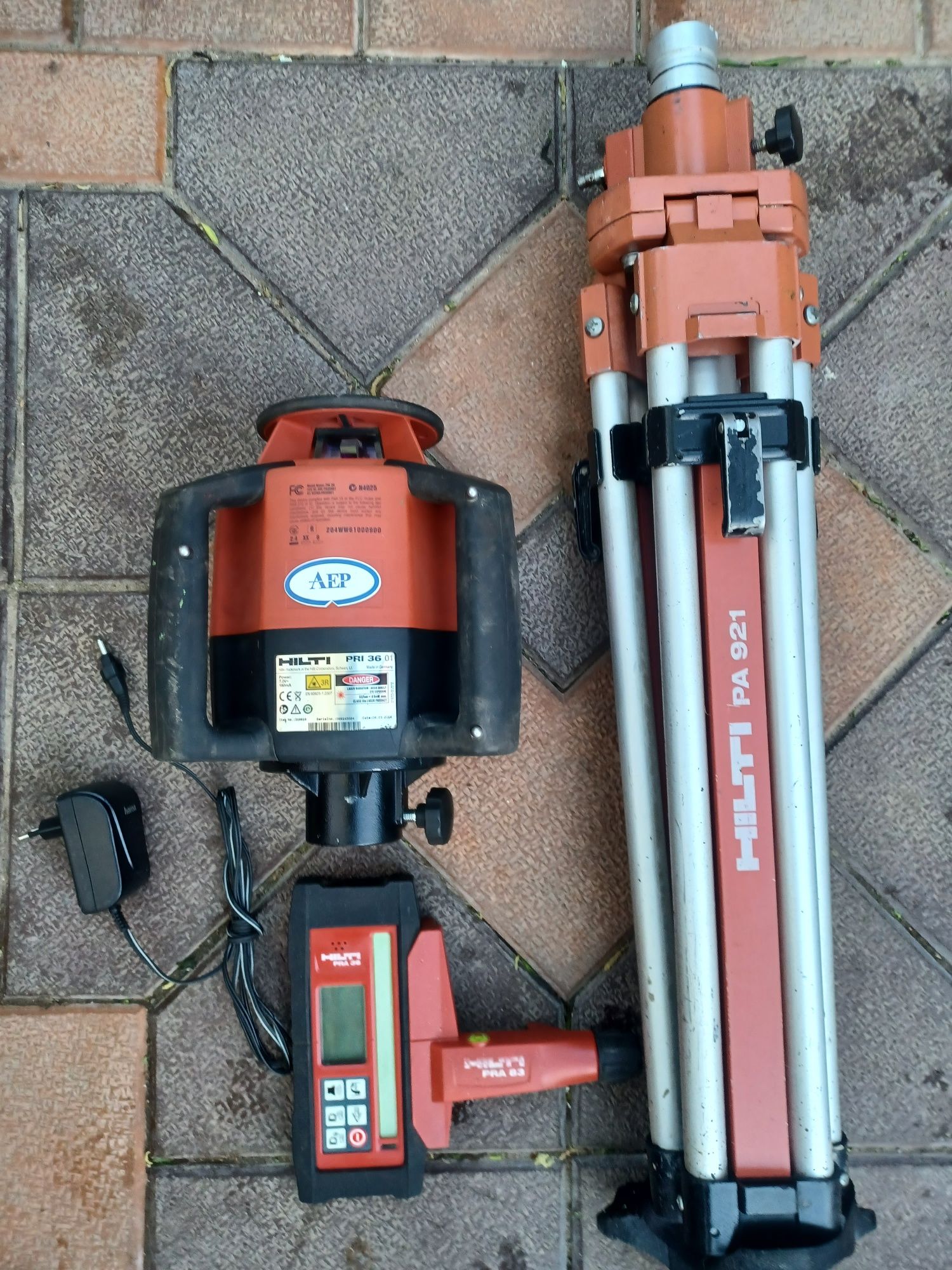 Laser HILTI PRI 35 cu raza verde cu trepied