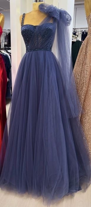 Продава се официална дълга рокля