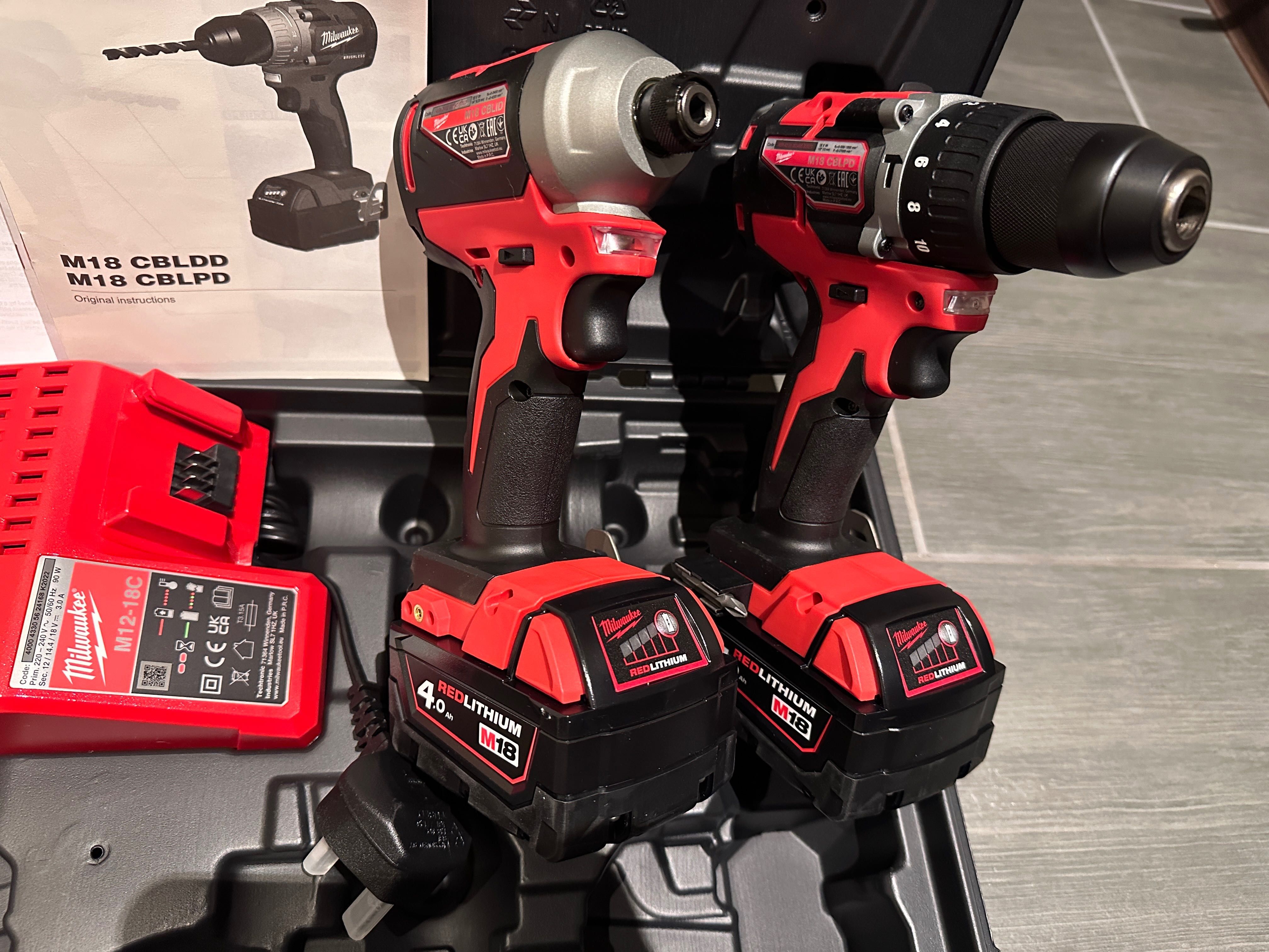 Нов Комплект Milwaukee  M18 CBLPP2A-402C    с 2 батерии и зарядно