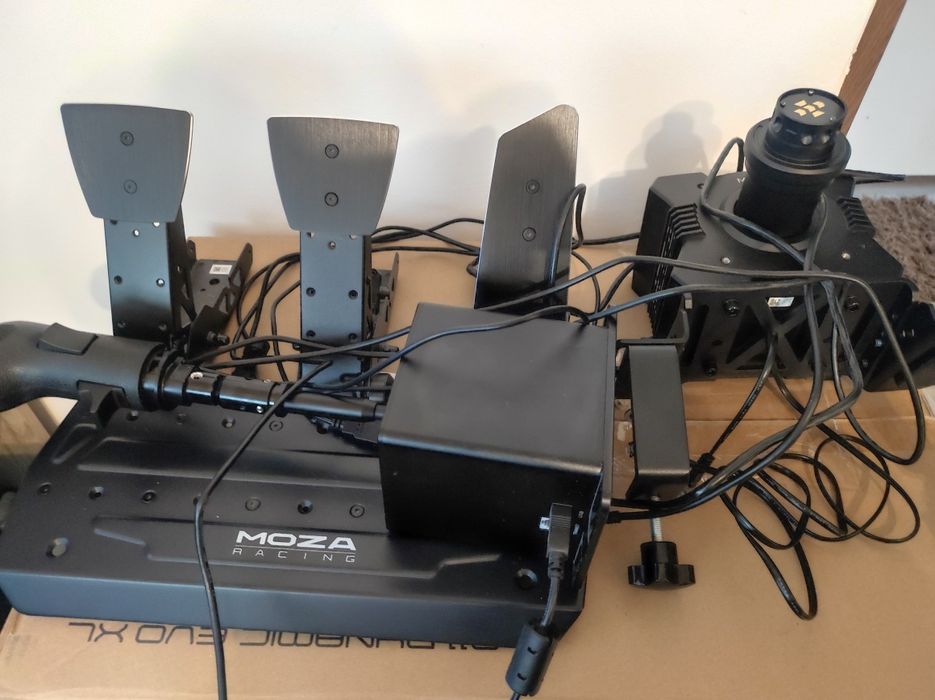 Baza Moza R9 cu pedale și schimbator