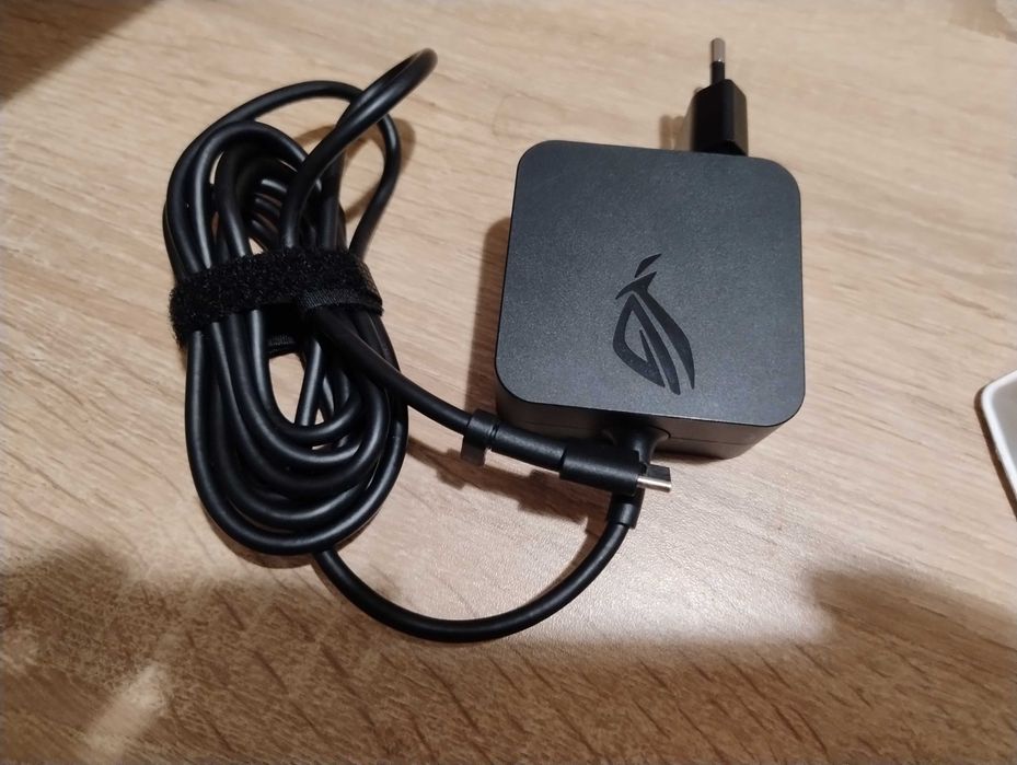 Asus Rog Ally Z1 Extreme със Steam OS, чантичка и донгъл