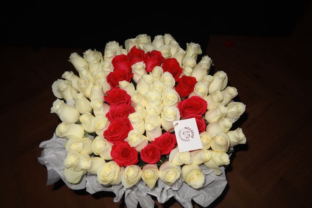 1)Цветы в корзине с буквой