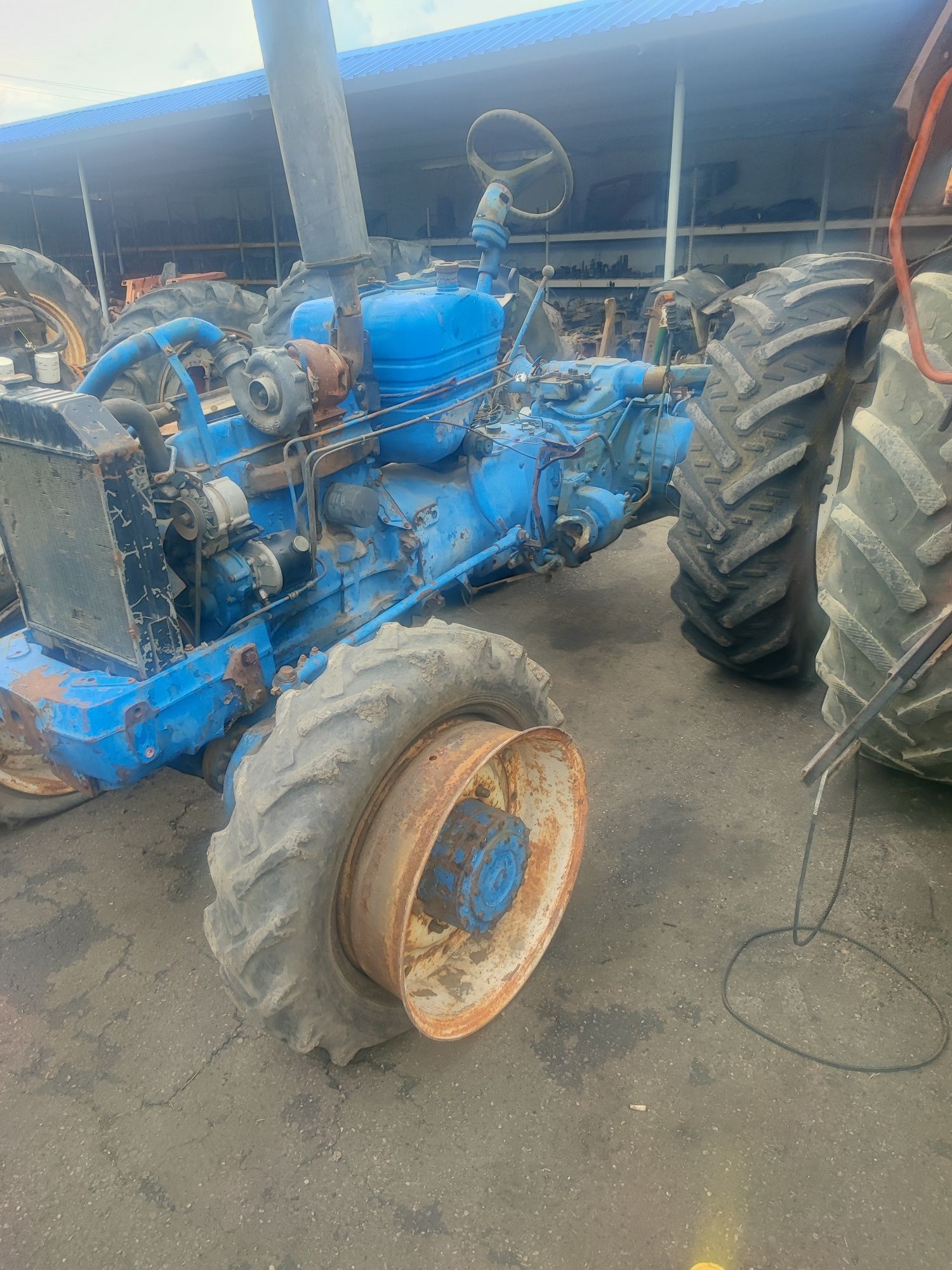 Dezmembrez tractor Ford 5000