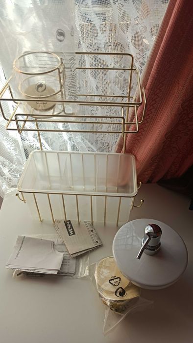 Чисто нова етажерка за баня