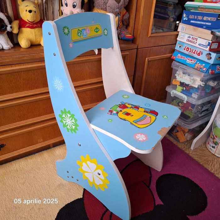 Vând birou cu scăunel pentru copii