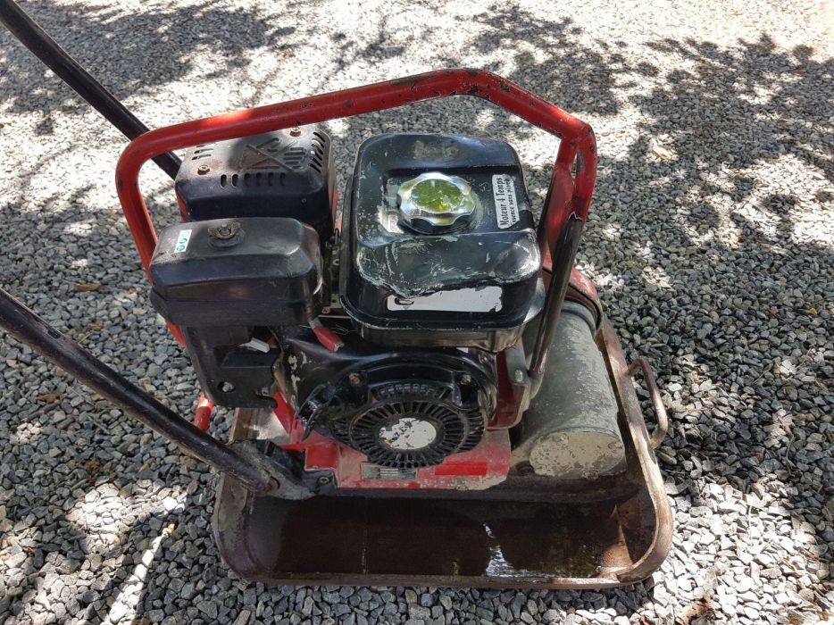 Inchiriez placa vibranta (talpa) compactoare 90kg pret 200 lei /zi