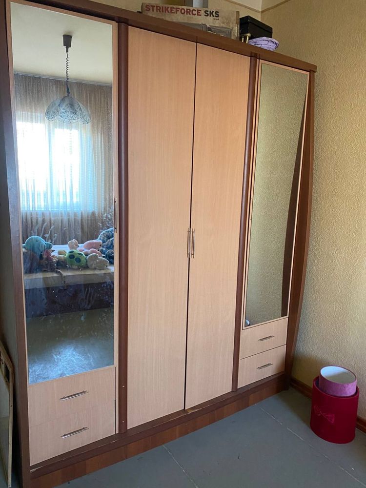 Продается спальный гарнитур с матрасом