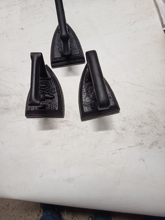 Fier de călcat vechi