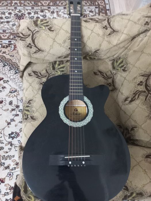 Продам гитару не дорого