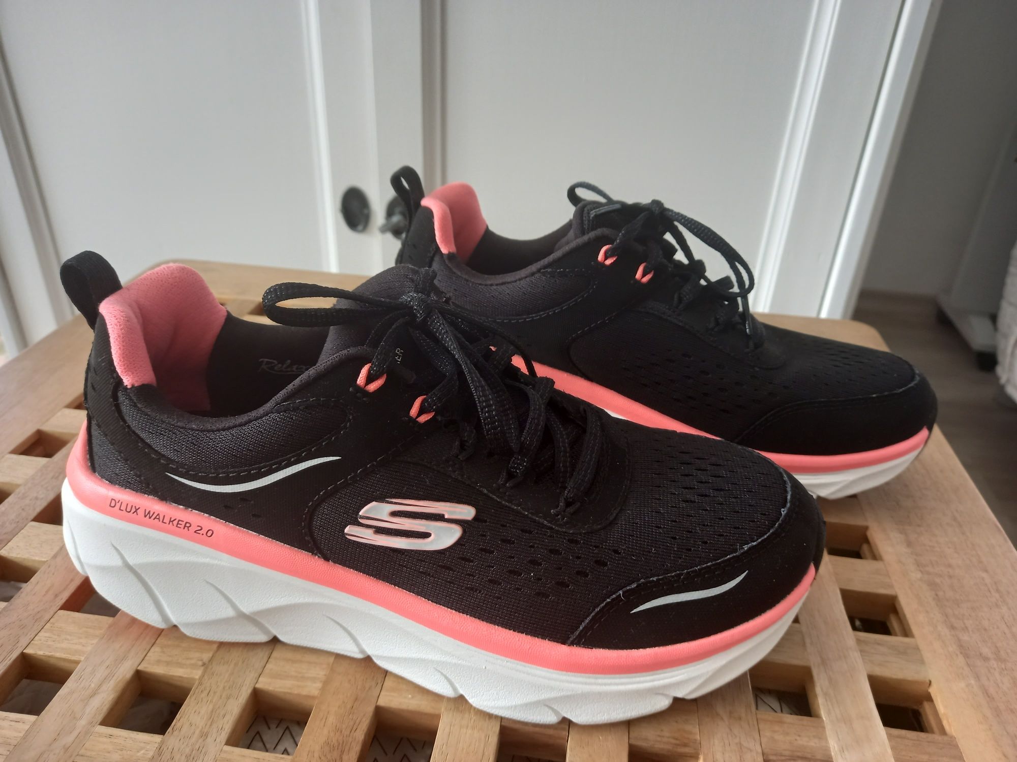 Skechers D’Lux Walker 2.0