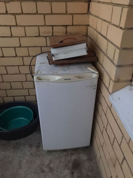 Маленький холодильник б/у