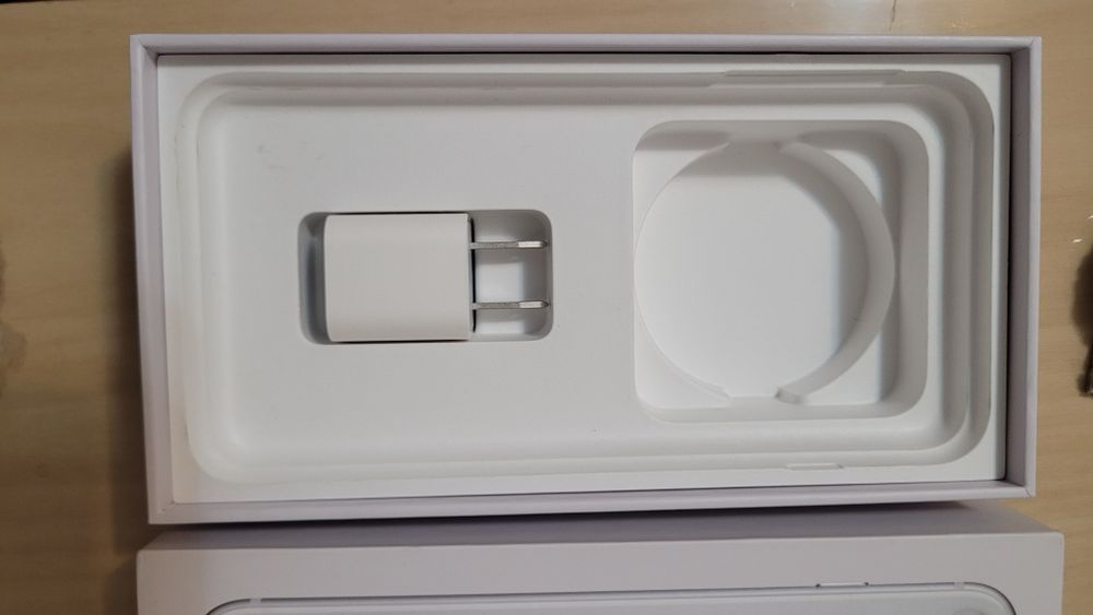 Телефон iPhone 8 +