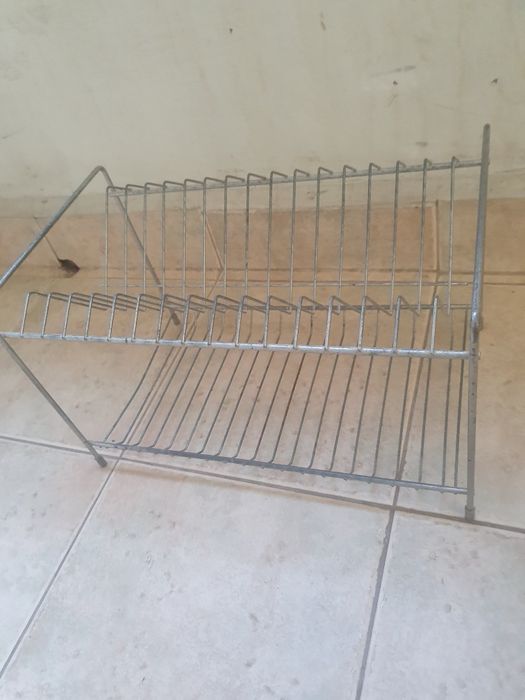 Продавам етажерки за баня, сушилник за посуда и съдове за овлажняване