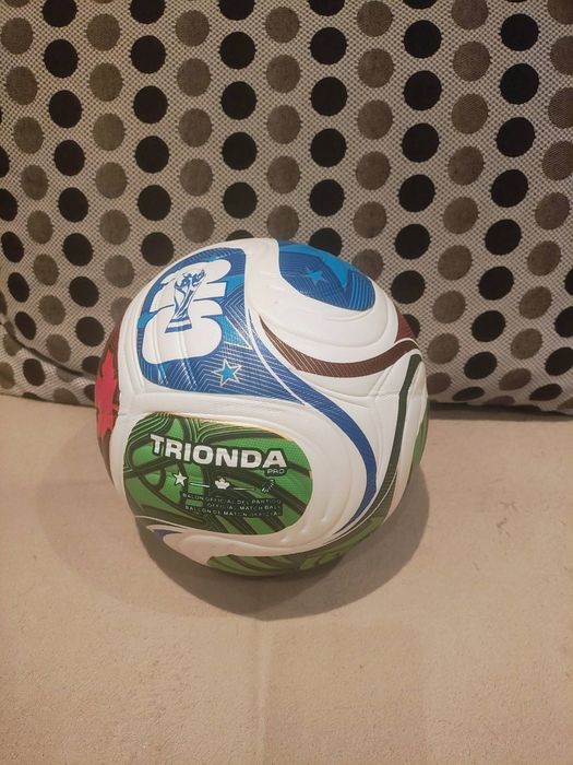 Футболна топка на adidas trionda