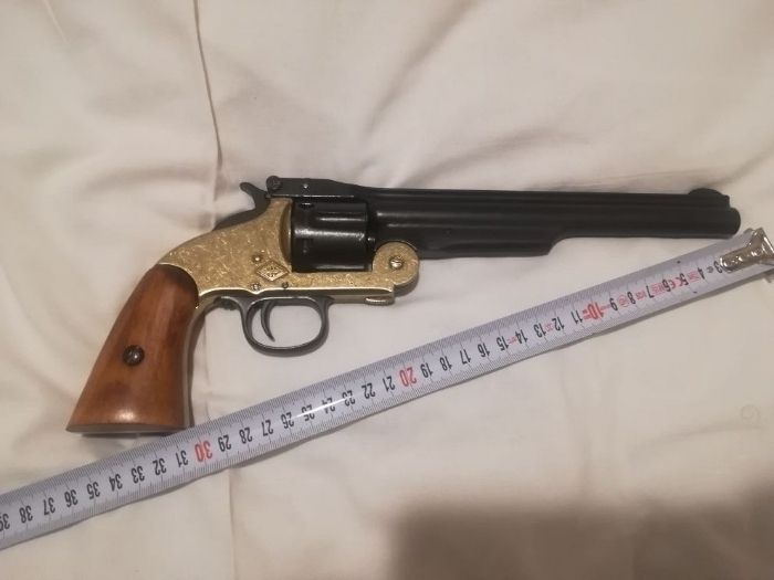 Огромен револвер, армейски пистолет Smith&Wesson. Реплика за ценители