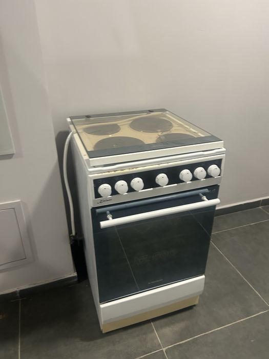 Продам , обычная электрическая плита для готовки и выпечки.