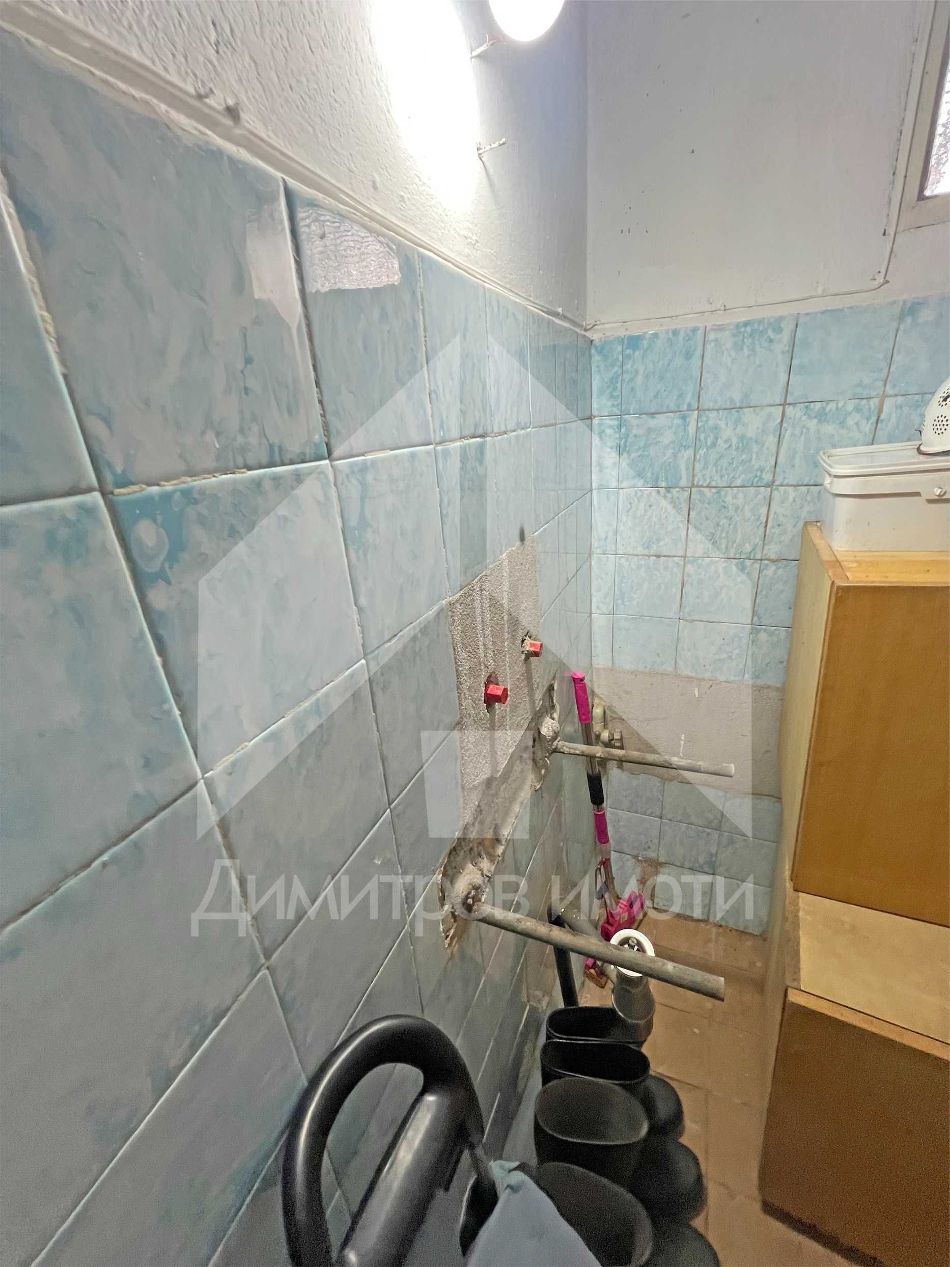 Продава еднофамилна, тухлена къща с 2 ДКА двор на 80 км от Варна.