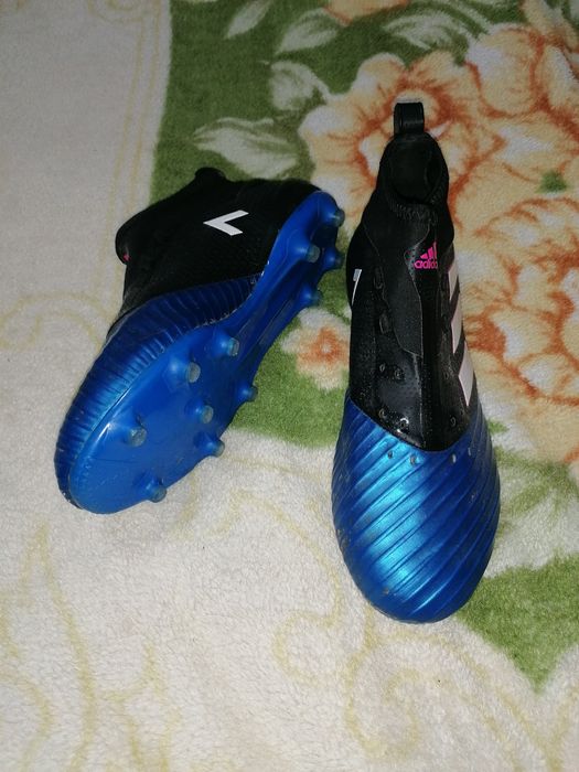 Vând adidași cu crampoane Adidas