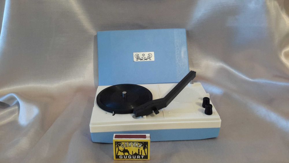 Ретро игрушка - детский электрофон (проигрыватель пластинок).