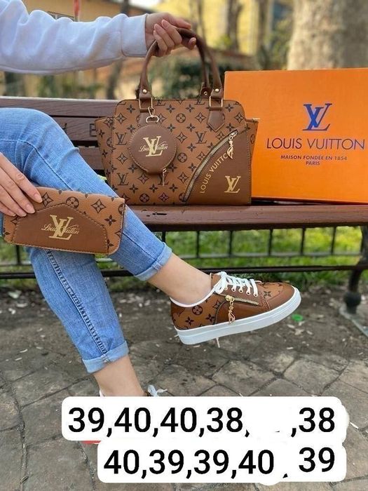 Geanta cu portofel și adidași