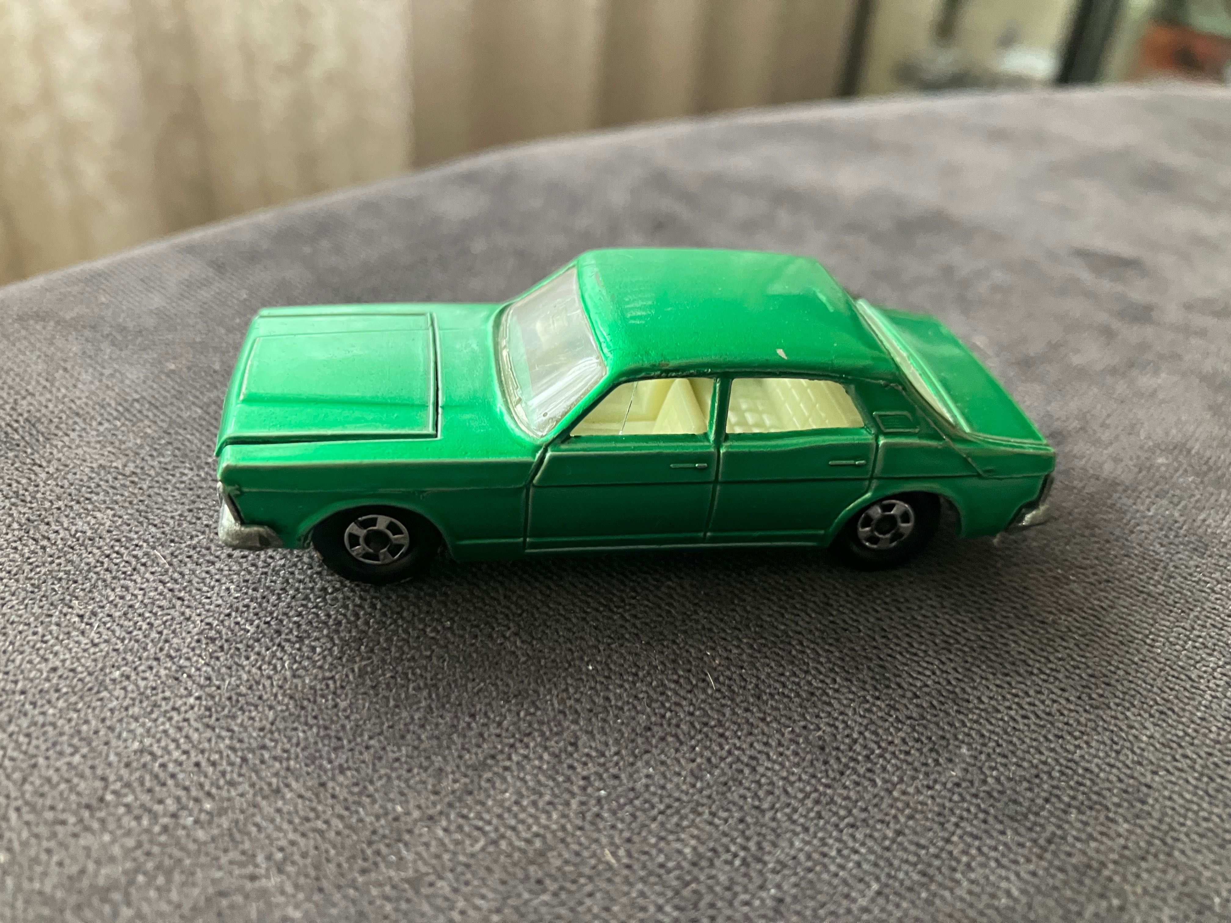 Стари английски колички “matchbox”…
