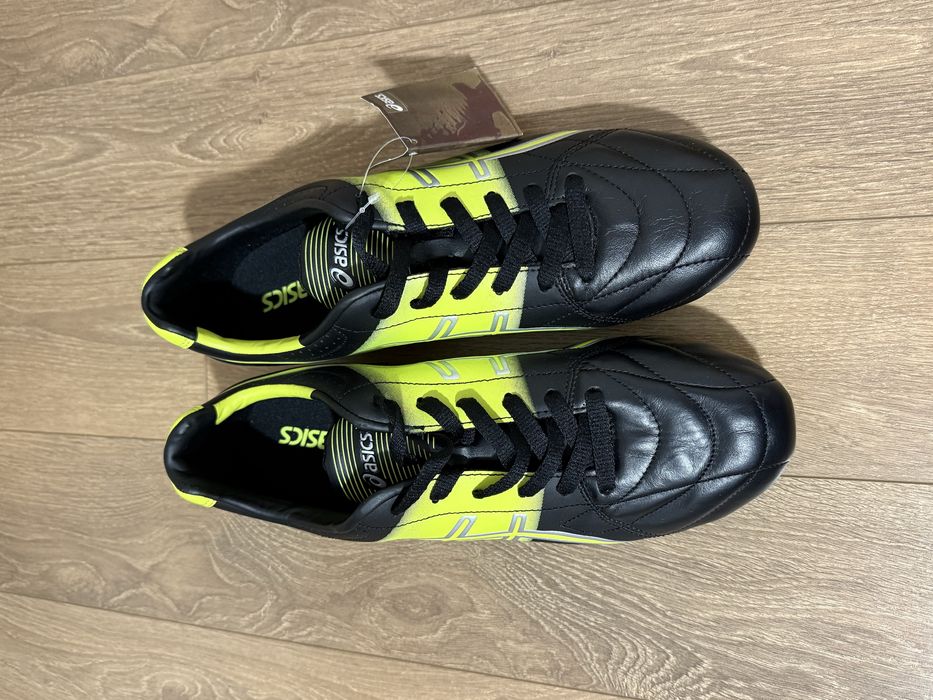 Футболни калеври Asics