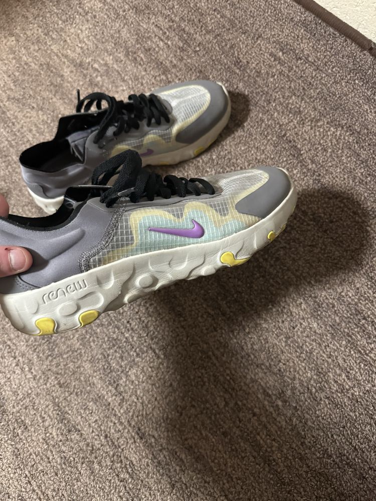 Vand Nike React, aproape noi