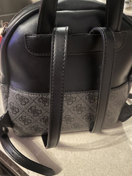 Раница на марката Guess
