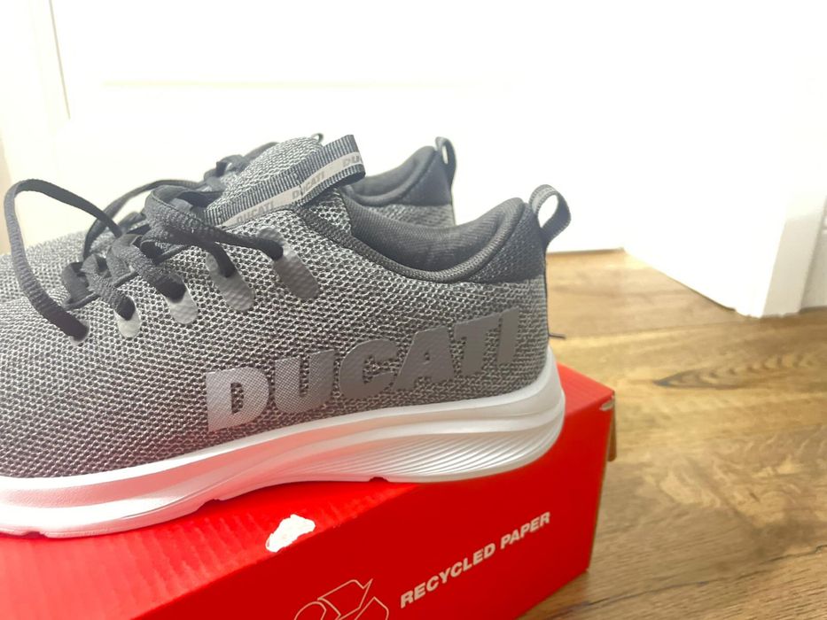 Pereche de papuci noi de la Ducati