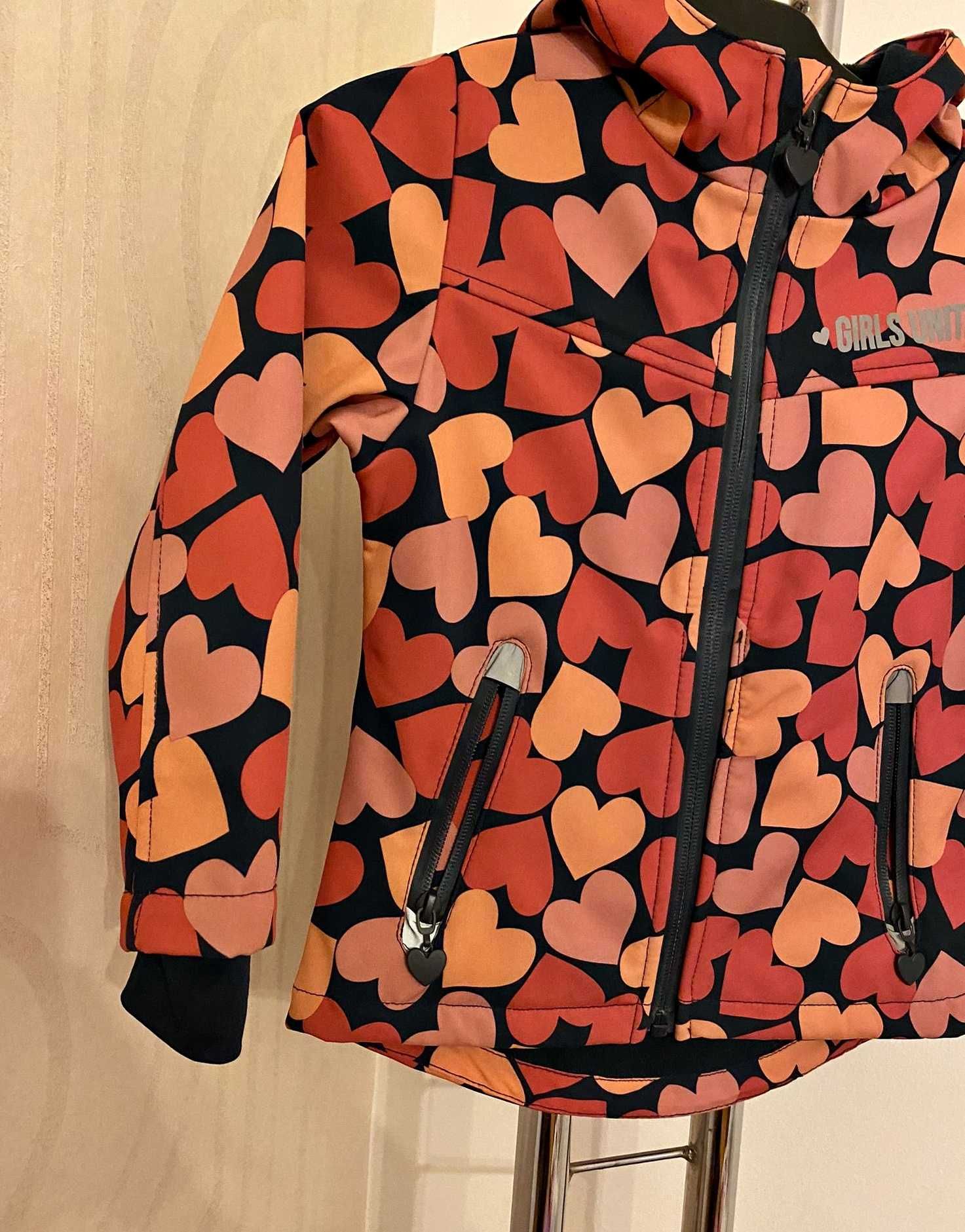 Geaca softshell primavara-toamna cu imprimeu inimioare - MARIME 98