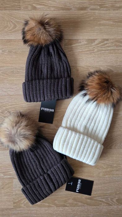 BEANIE зимна шапка от 100% вълна с естествен помпон