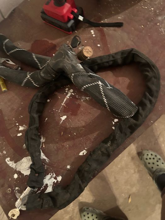 Два броя заключвалки за скутер