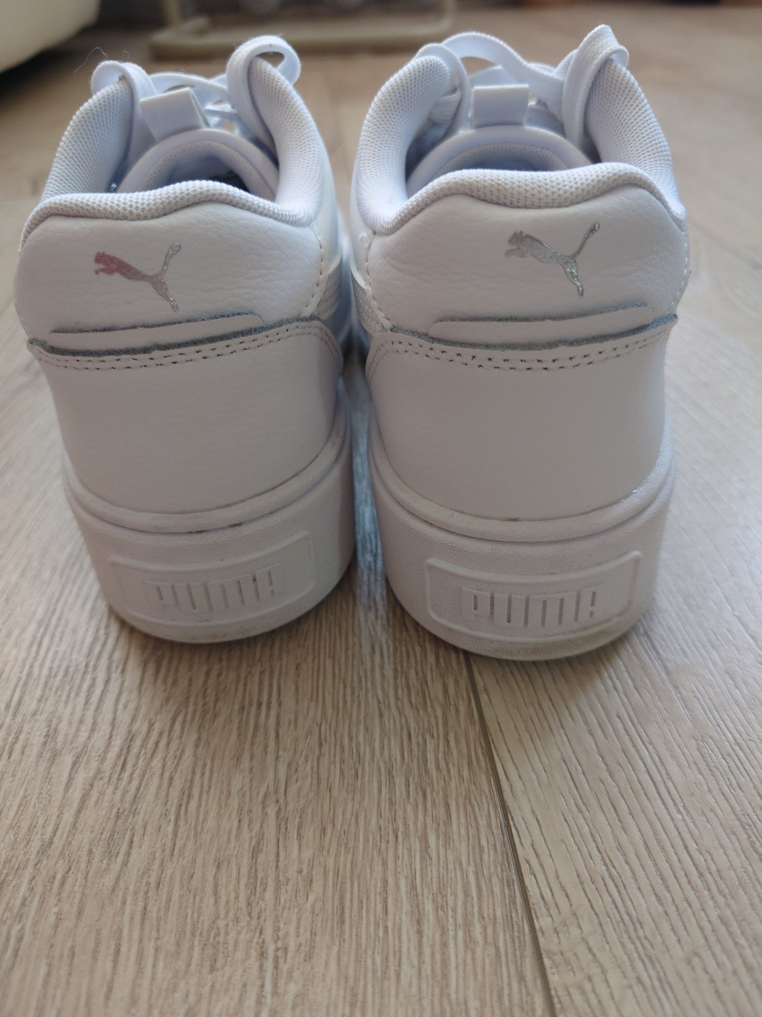 Puma олекотени бели кецове