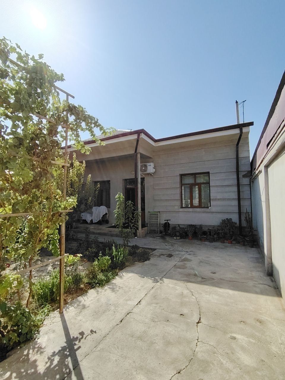Toshkent tumani kirovda 4 sotix 5 hona uy sotiladi