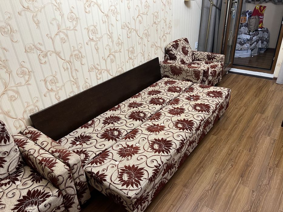 Диван-кровать и два кресла