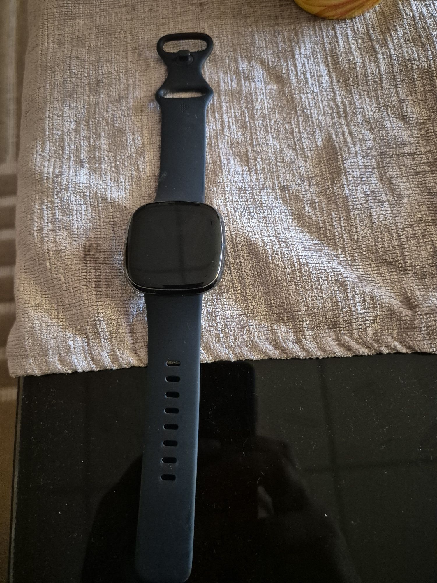 Продавам Fitbit Sense