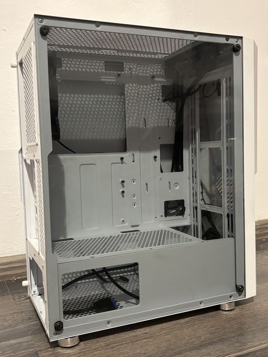 Vând Carcasă PC Albă Ca Nouă