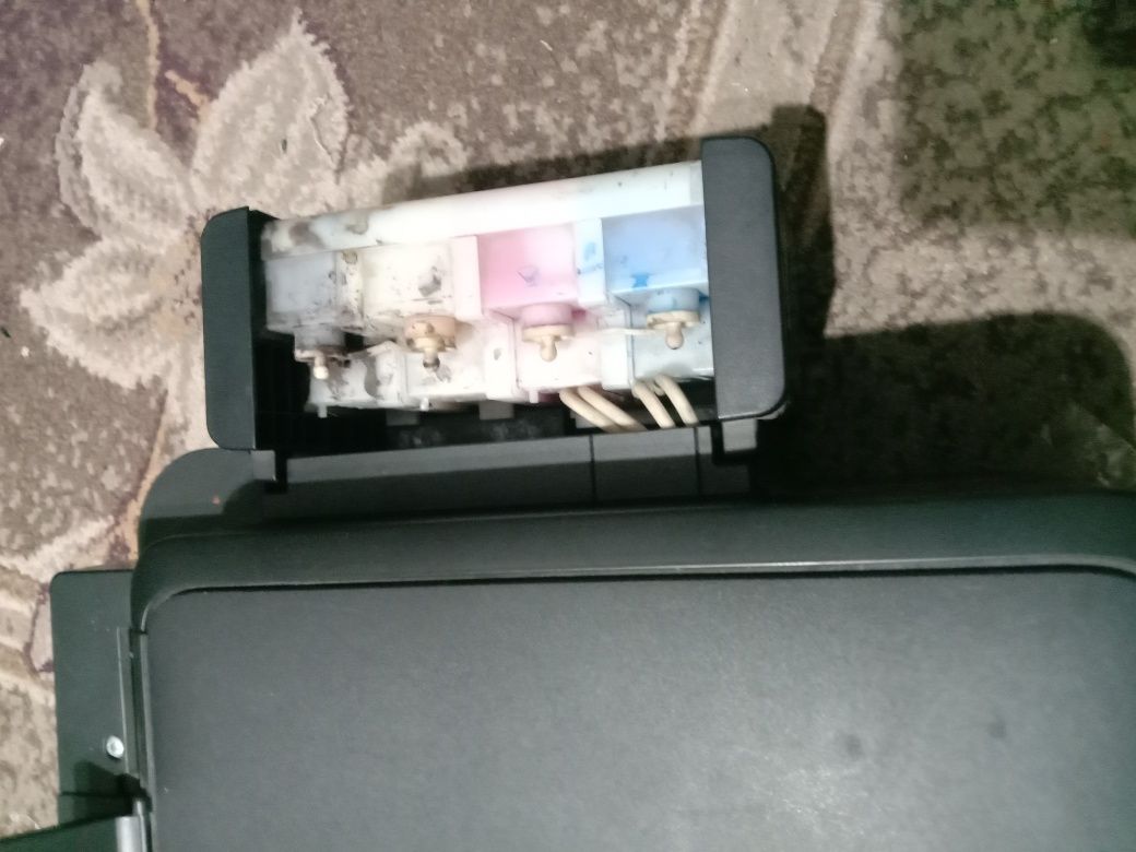 Продам срочно цветной принтер Epson 222 МФУ 3 в 1