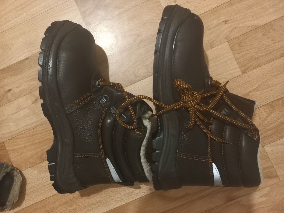 Продам новые зимние рабочие спецботинки 42 размер мужские