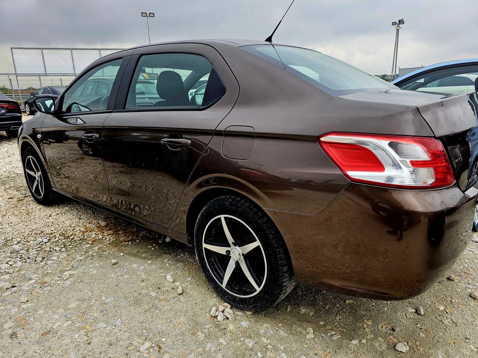 Продавам Peugeot 301 на реални километри.