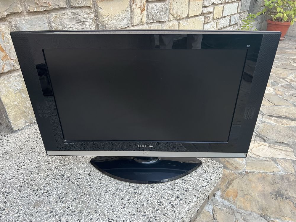 Телевизор SAMSUNG 32" инча