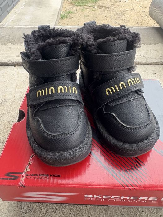 Отдам бесплатно зимную обувь размер 22